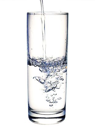 szklanka do której nalewana jest woda (do połowy napełniona)
